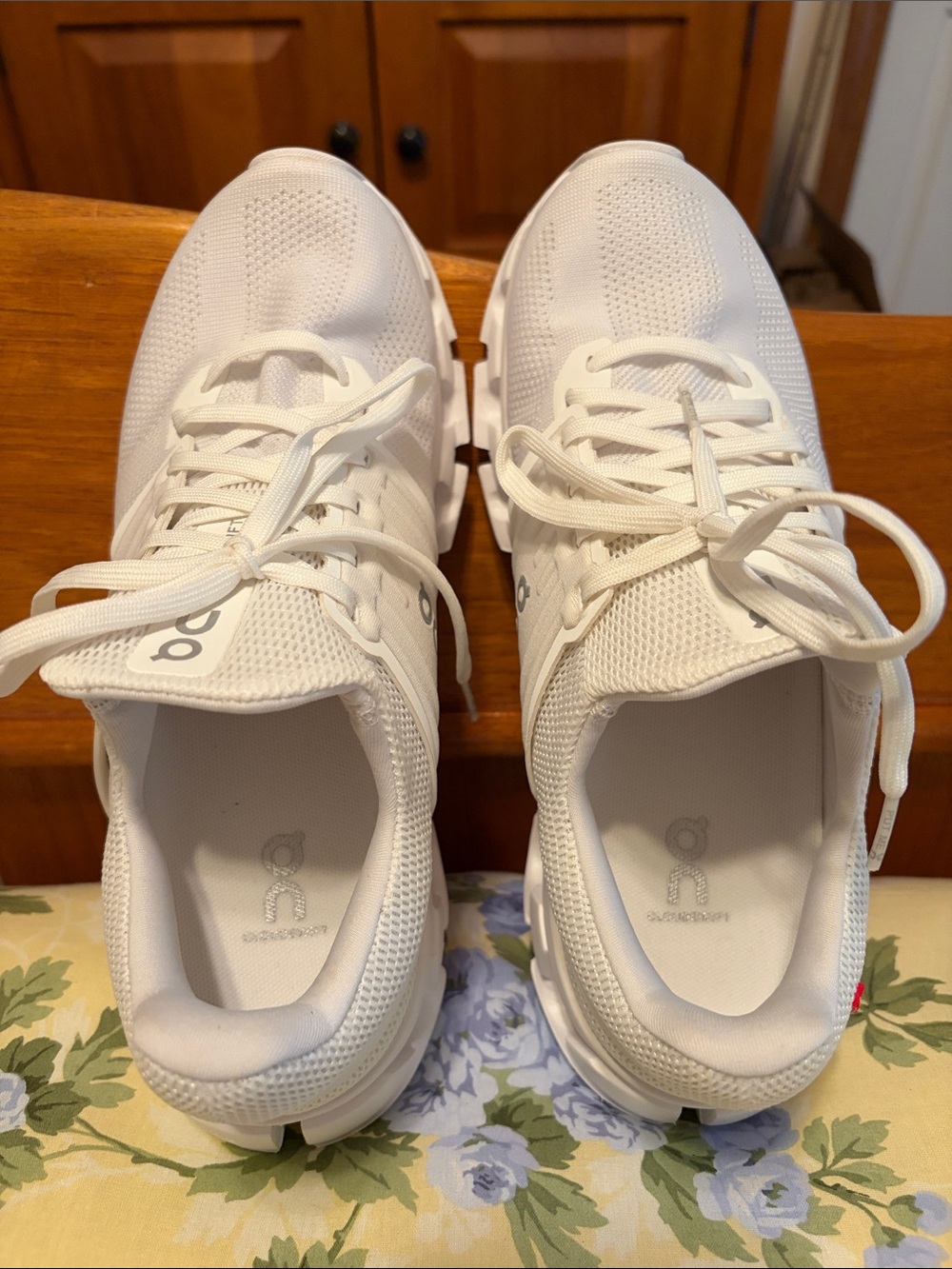On Running Women’s Cloudswift White Athletic Sneakers - Picture 5 of 8